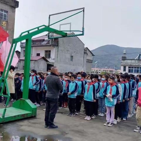 阮家畈小学全体师生祭扫富水大坝烈士墓活动