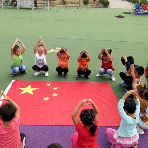 值新中国成立70周年之际，西仁幼儿园全体师生用具体行动庆祝祖国生日。