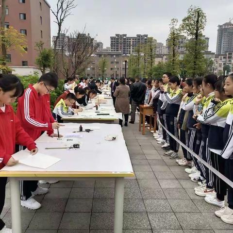 “阳光下成长，艺术中绽放”                            ——校园艺术节美术组系列活动
