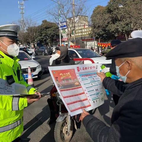 【铜川公安】交警宣传进集市   绷紧道路安全弦