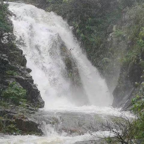 银瓶山黄芧田瀑布