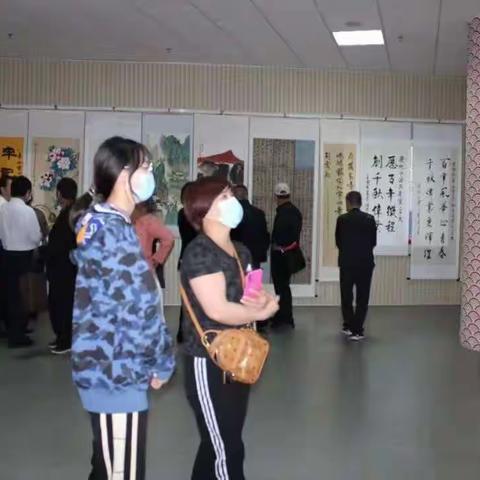 国网山东临沂费县供电公司组织老同志参观“老少同声颂党恩 携手喜迎二十大”书画展