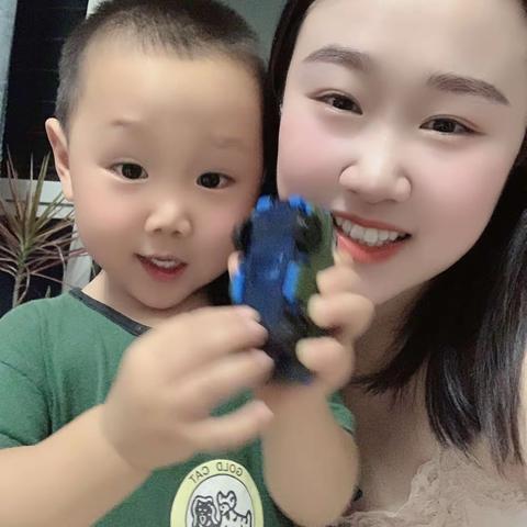 薛宇涵五岁零七个月，薛羽杭两岁零四个月