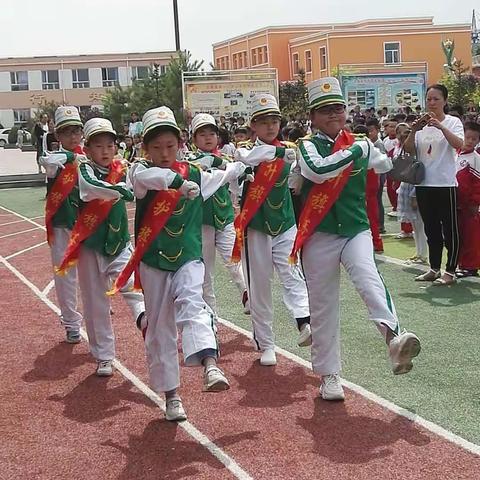 第一小学升旗仪式〈五6班〉