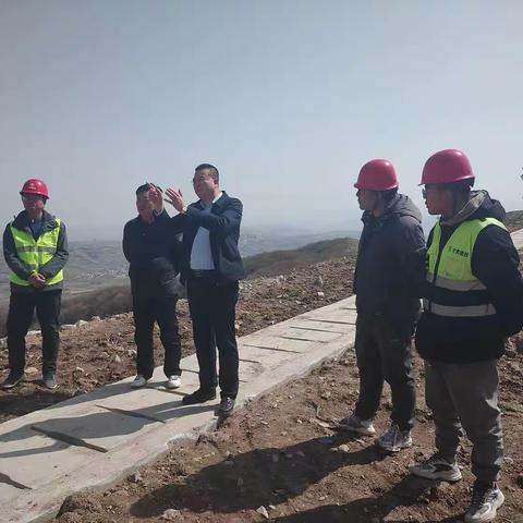 甘肃六建五公司经理吴利军，经营经理梁丹霞等到积石山县旅游大通道配套设施建设项目施工现场检查指导工作