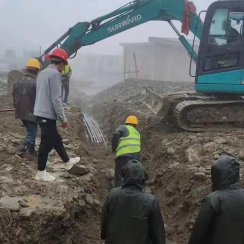冒雨施工赶进度 抢抓节点保工期