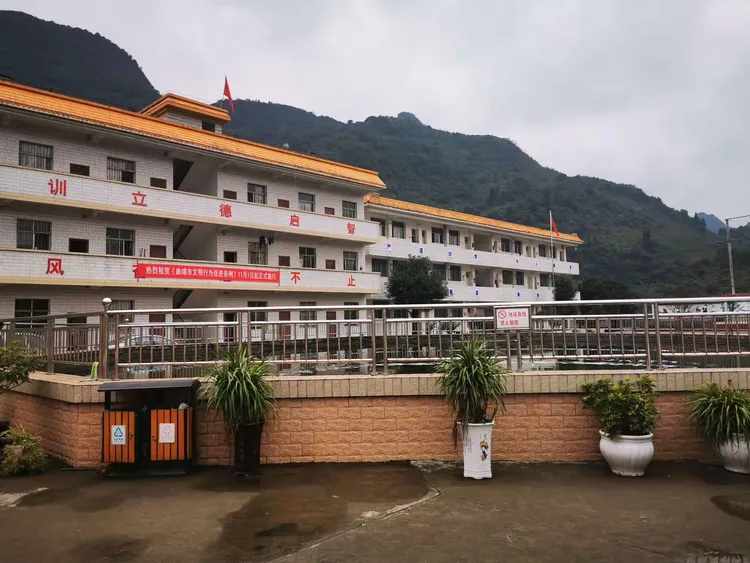 富源县教体局语委到黄泥河镇检查验收语言文字标准化达标建设