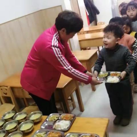 不负时光 “食”刻相伴——先立幼儿园供餐中