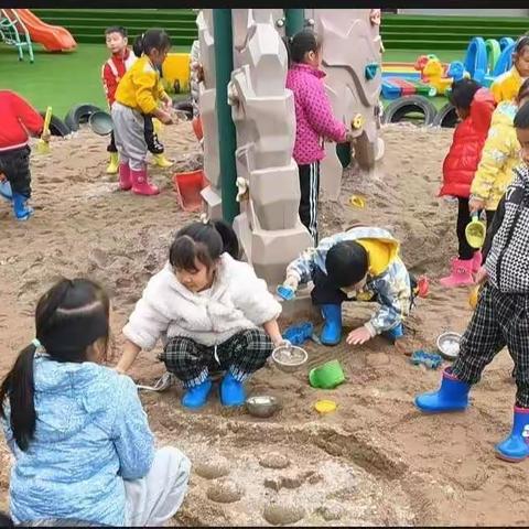 平利县城关镇中心幼儿园大班户外游戏快乐时光！（玩沙区）