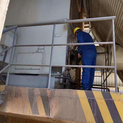 11月27日运行第三党小组举行设备特巡主题党日活动