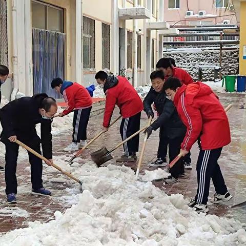 暴雪满校园，除冰暖意浓---二中高一师生扫雪除冰志愿活动