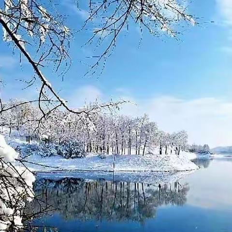 烟霏霏，雪霏霏。雪向梅花枝上堆