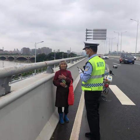 青云谱大队快速路上救助一名老人