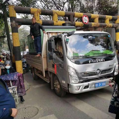 青云谱大队积极协调拆除拦路限高架