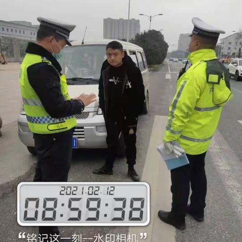 春节我在岗——-青云谱交警大年初一查处一起面包车超员