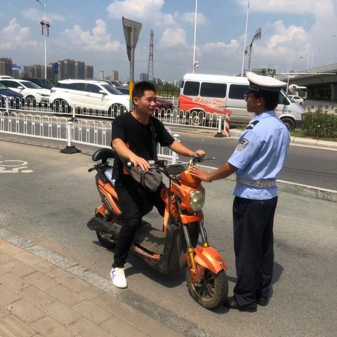 青云谱大队开展文明头盔使用