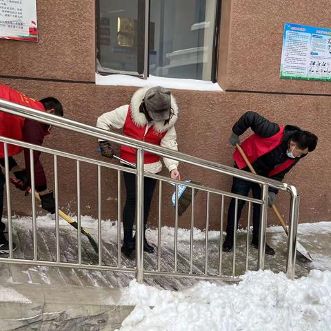 初雪如约而至，扫雪除冰暖人心。