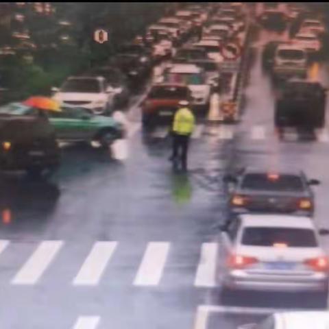 平山交警上班途中遇堵车，原地变装冒雨疏导交通