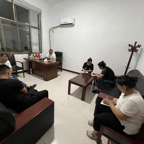 石碑村铺沥青路面提升村容村貌——疫情防控绝不松懈