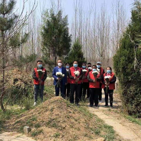 疫情期间石碑村两委召集部分党员代表代替村民祭扫