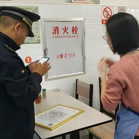 “门前三包”责任牌张贴上墙，共创美丽文明新苍霞