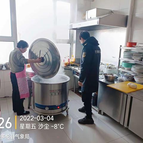 西城市场监管所对辖区餐饮单位进行监督检查