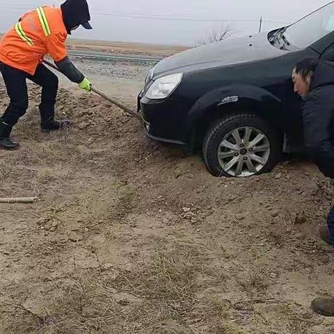 阿木古郎养护工区及时救助被困车辆