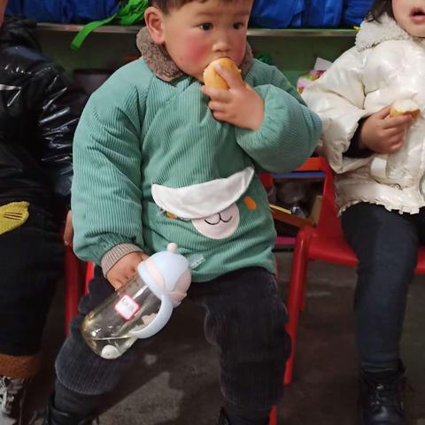 幼儿园的第一天，我们都在努力