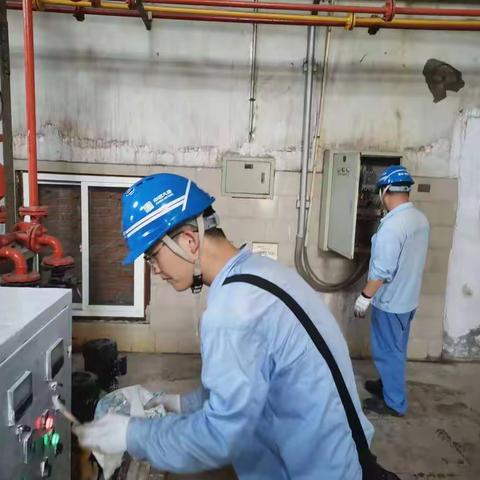 电气班进行工业废水处理控制箱检修工作