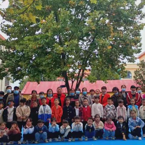 大隗镇实验幼儿园                           大一班大二班联合主题活动   《感恩重阳，老幼同乐》