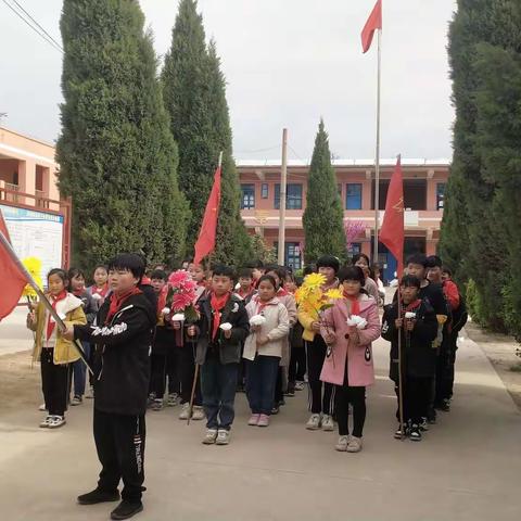 高举队旗跟党走，红色基因代代传---东岸下小学清明节祭扫活动