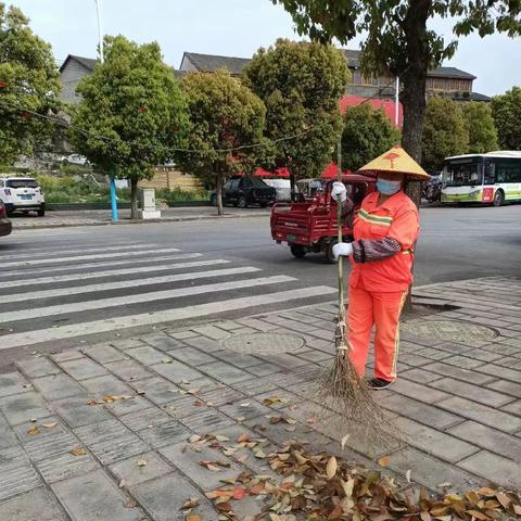 严格落实环卫保洁工作，营造整洁舒适的环境