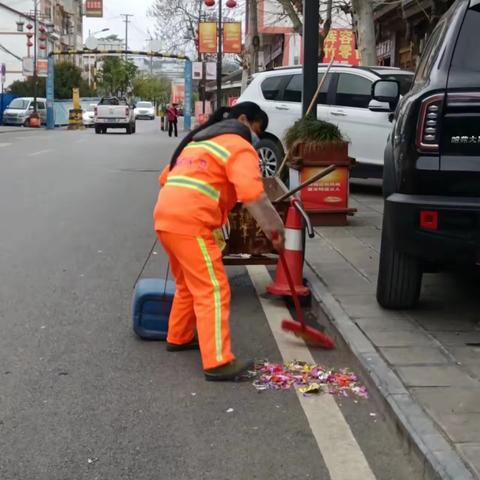 严格落实环卫工作 提高区域卫生质量
