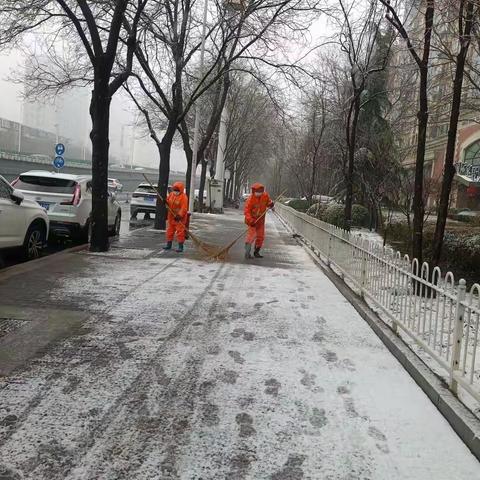 环卫工人清雨雪 守岗尽责保畅通