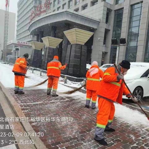 环卫工人浴“雪”奋战 · 保障道路畅通安全