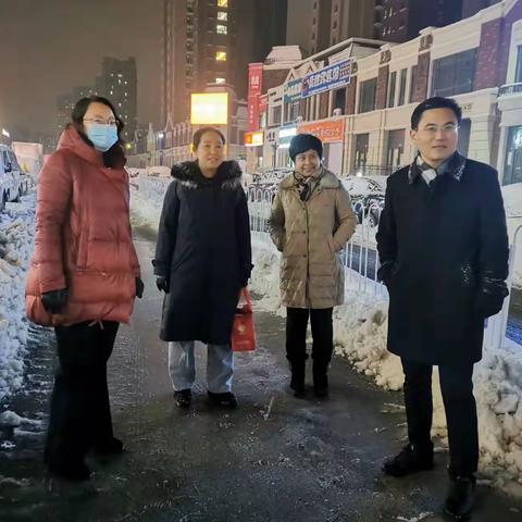 挑灯集结除雪  确保路畅人安