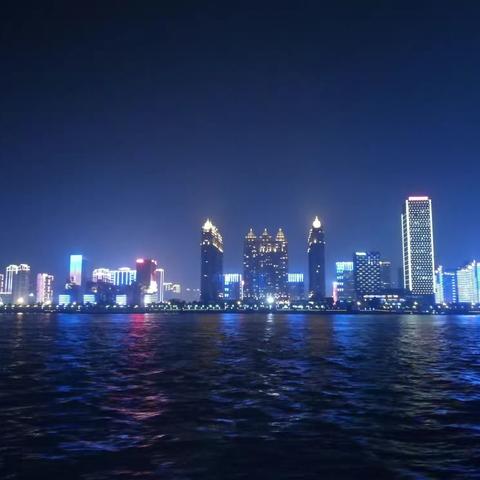 滞留武汉，夜游江滩。
