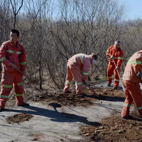 绰尔森工公司应急事务处专业森林消防队在油库路段修缮道路