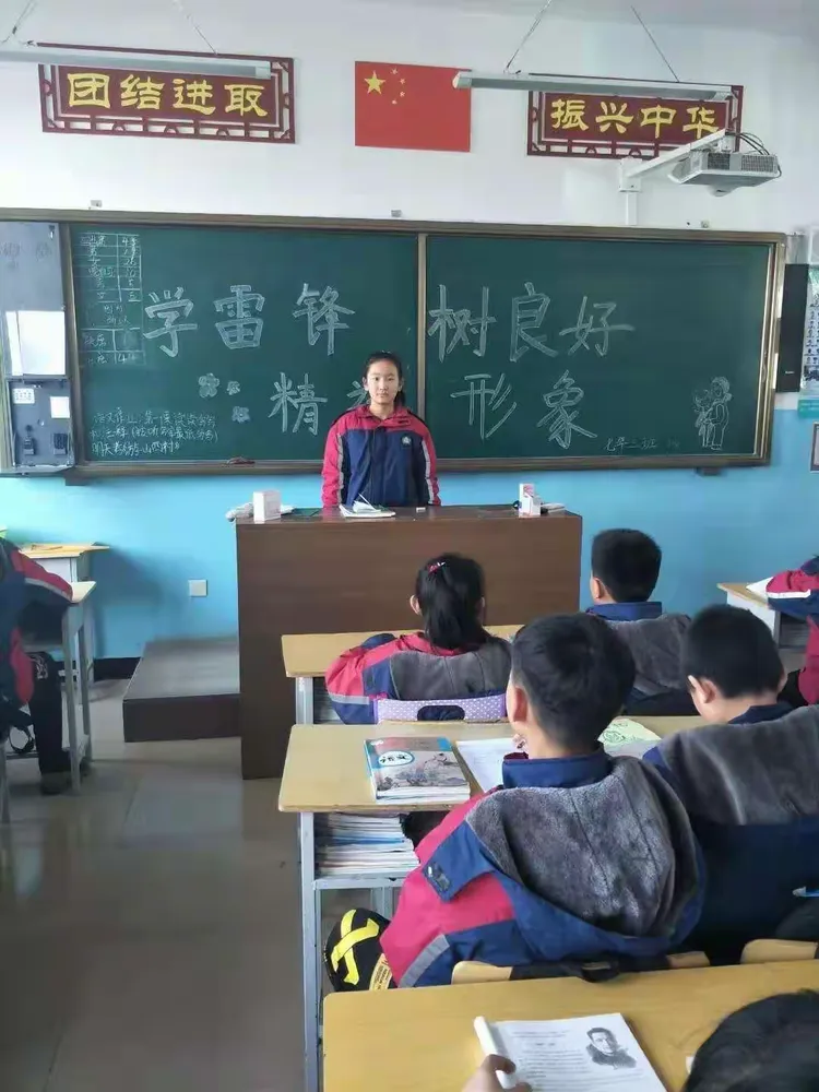 甘南县中兴中学弘扬雷锋精神,开展志愿活动