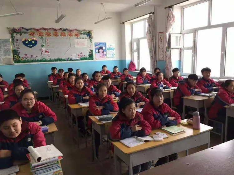 甘南县中兴中学弘扬雷锋精神,开展志愿活动