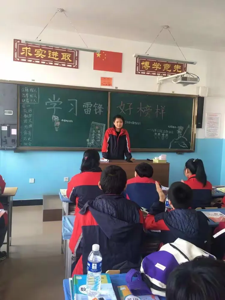 甘南县中兴中学弘扬雷锋精神,开展志愿活动