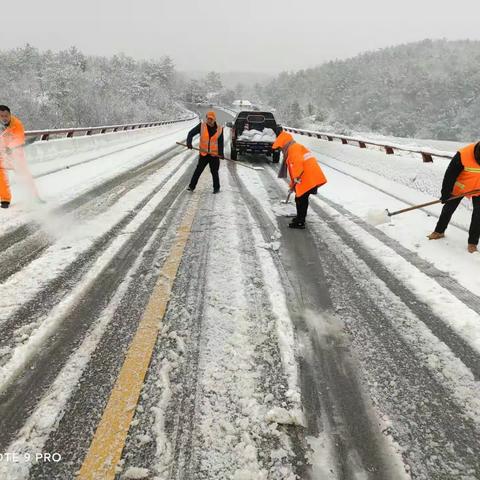 迎战风雨雪，情暖回家路---钟祥公路人在行动