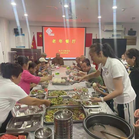 电子正街社区助老餐厅开饭啦！