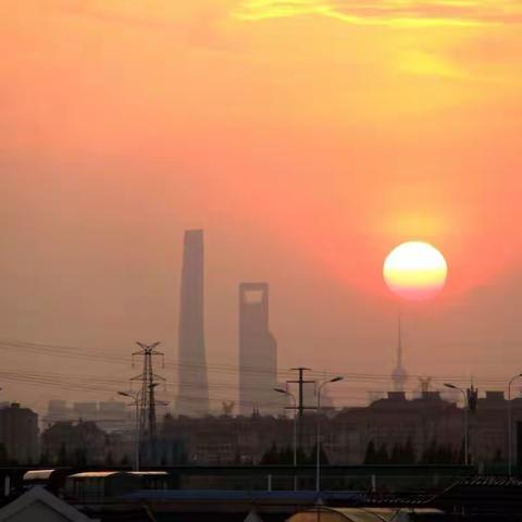 今年上海的夏天，高温天气持续不断，立秋过了好几天、38度的高温持续不断，疫情警报也是持续不断、拍个夕阳分享。