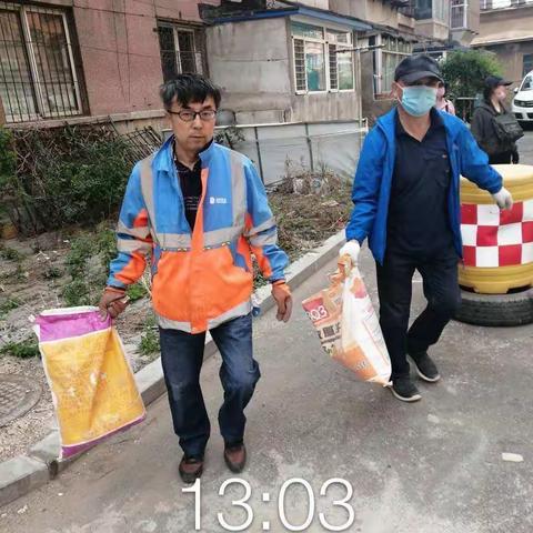 马路湾街道湖畔社区垃圾分类，集中清理