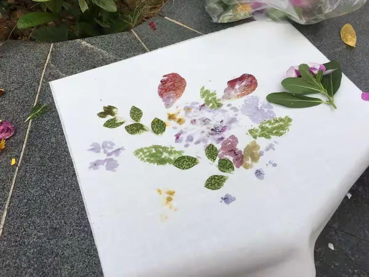 创意砸染画,一块布,一块石头,一些花草,没有任何颜料,大自然就是很好的课堂!就地取材,一幅幅创作就是