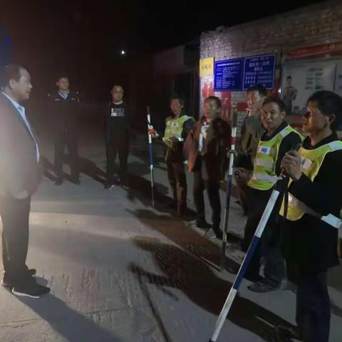 2019年5月10日，大峪镇党委副书记陈学云和派出所值班民警入村督查各村夜间巡逻情况。