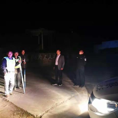 2019年4月4日，大峪镇党委副书记陈学云带领镇政府值班人员和派出所值班民警督查各村夜间巡逻情况。