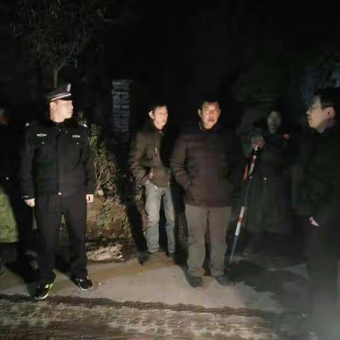 大峪镇2019年1月14日夜间巡逻情况，纪检书记范万红和派出所民警督查各村夜间巡逻。