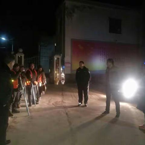 2019年1月15日晚，大峪镇副镇长张强和派出所民警督查夜间巡逻情况。